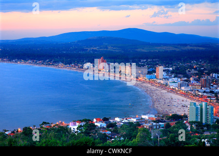 Luftbild von Piriapolis Stadt und Strand. Maldonado, Uruguay, Südamerika Stockfoto