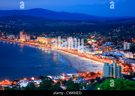 Luftbild von Piriapolis Stadt und Strand. Maldonado, Uruguay, Südamerika Stockfoto