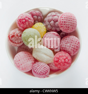 Einige Süßigkeiten in eine Schüssel weiß Stockfoto