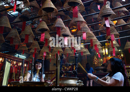 Räucherstäbchen Sie Spulen brennen in Man Mo Tempel Hong Kong, China. 25. August 2012 Stockfoto