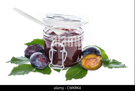 Glas mit Plum Jam isoliert auf weißem Hintergrund Stockfoto