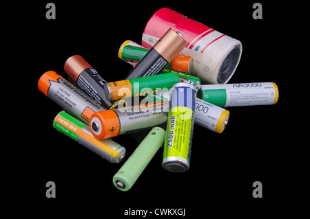 Gruppe von unterschiedlicher Größe Batterien auf schwarzem Hintergrund isoliert Stockfoto