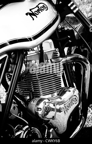 Norton Commando 961 Motorrad. Klassische britische Motorrad. Monochrom Stockfoto