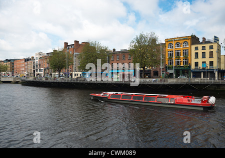 Touristenboot auf Liffey-Fluss, Dublin, Irland. Stockfoto