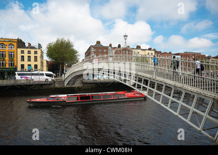 Touristenboot auf Liffey-Fluss, Dublin, Irland. Stockfoto