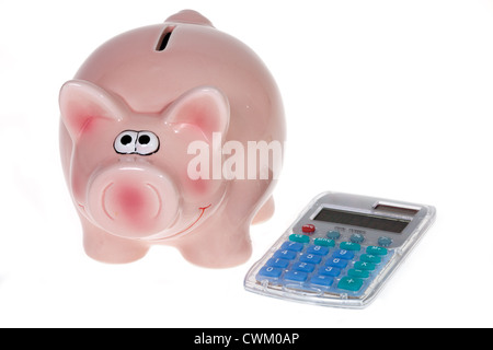 Lächelnde rosa Sparschwein und modernen Taschenrechner isoliert auf weißem Hintergrund Stockfoto