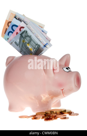 Lächelnd rosa Sparschwein mit Euro-Banknoten und Euro-Münzen, die isoliert auf weißem Hintergrund Stockfoto