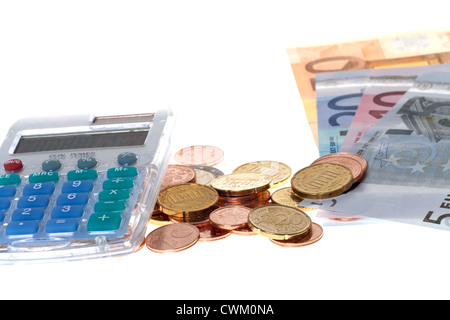 Taschenrechner und Euro-Banknoten und-Münzen isoliert auf weißem Hintergrund Stockfoto