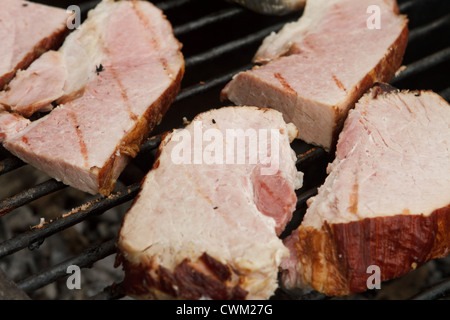 Steaks auf Raster über Holzkohle Grill Grillen. Stockfoto