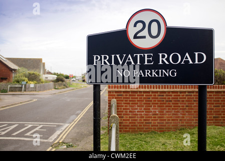 private Verkehrszeichen 20 km/h keine Parkplätze Stockfoto