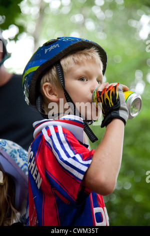 Polnischen jungen Alter 8 genießen eine Soda nach einer Fahrradtour, einen Helm zu tragen. Paderewski Park Rzeczyca Zentralpolen Stockfoto