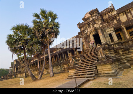 Horizontale Ansicht der erstaunlichen Architektur im westlichen Pavillon von Angkor Wat Stockfoto