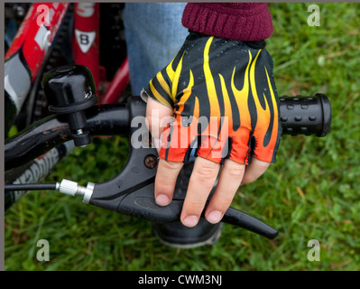 Polnische junge 8 Jahre tragen Cool lodernden heißen fingerlose Handschuhe bereit, sein Fahrrad zu fahren. Zawady Zentralpolen Stockfoto