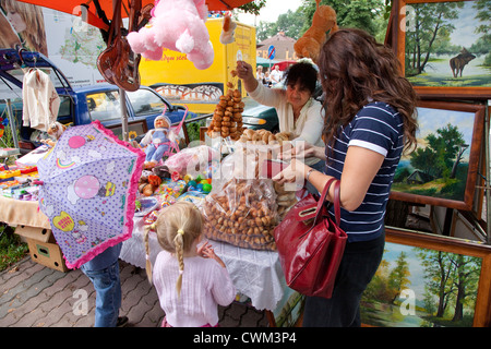 Halskette Brot () Anbieter auf polnischen Markt (Rynek). Spala Zentralpolen Stockfoto