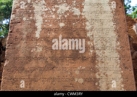 Horizontale Ansicht der Sanskrit Kalligraphie geschnitzt auf Stein am Banteay Srei oder Bantãy Srĕi, die Zitadelle der Frauen, Angkor Thom. Stockfoto