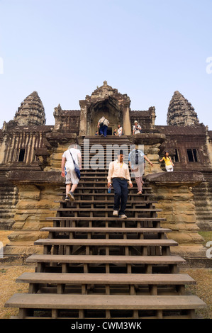 Vertikale Ansicht von Touristen, die die steilen Treppenstufen in Angkor Wat Stockfoto