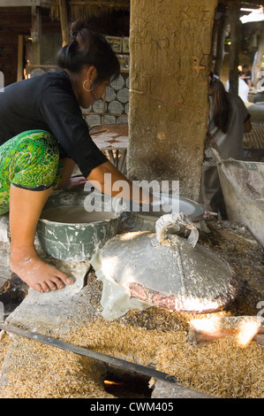 Vertikale Nahaufnahme Portrait einer kambodschanischen Frau was Essbares Reispapier, Bánh Tráng oder Bánh đa Nem, in der kambodschanischen Küche verwendet Stockfoto
