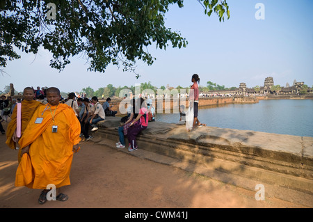 Horizontale Ansicht von Touristen zu sitzen und zu Fuß entlang der wichtigsten Damm an der westlichen Gopura, der Einstieg in Angkor Wat. Stockfoto