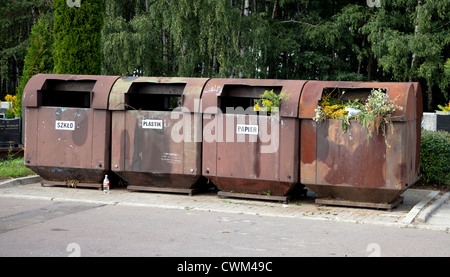 Polnische Müllcontainer für das recycling Friedhof verschwenden. Römisch katholische Kirche Friedhof Cmentarz Rzymskokatolicki Lodz Polen Stockfoto