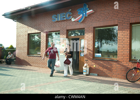 Glückliches Paar verlassen Convenience-Store. Rawa Mazowiecka Zentralpolen Stockfoto