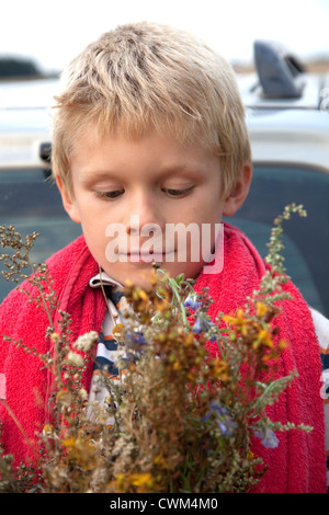 Polnischen jungen Alter 8 genießen einen Blumenstrauß verwelkt. Zawady Zentralpolen Stockfoto