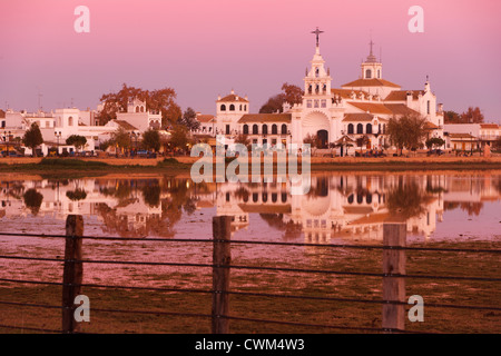 Die Eremitage von El Rocío ist eine Einsiedelei auf El Rocío in der Landschaft von Almonte, Hulva, Andalusien, Spanien Stockfoto