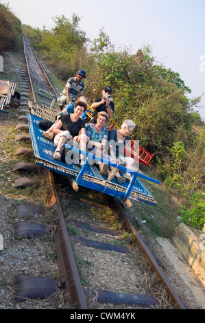 Vertikale Ansicht von Touristen fahren auf den berühmten Bamboo Train oder Nori in Battambang. Stockfoto
