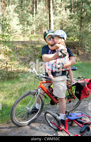 Vater Tochter nach einem Sturz auf polnischen National Forest Trail Alter 37 und 4 Protokollierung tröstlich. Zawady Zentralpolen Stockfoto