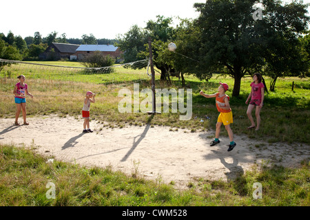 Polnische Jugendliche und Kinder spielen Volleyball am Dorf Sandlot Gericht. Mala Wola Zentralpolen Stockfoto