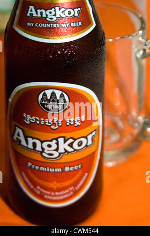 Vertikale Nahaufnahme eine kalte Flasche Angkor Premium-Bier und ein Glas. Stockfoto