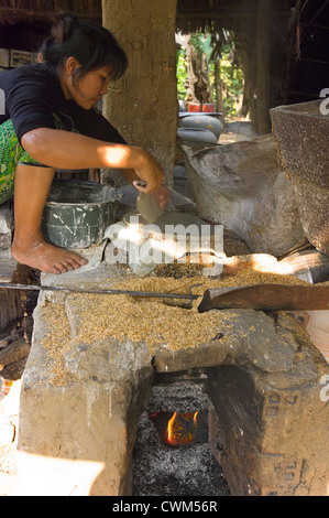 Vertikale Nahaufnahme Portrait einer kambodschanischen Frau was Essbares Reispapier, Bánh Tráng oder Bánh đa Nem, in der kambodschanischen Küche verwendet Stockfoto