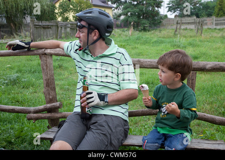 Vater und Sohn Pause eine Bier und Eis nach einem harten Ritt durch den polnischen National Forest. Mala Wola Zentralpolen Stockfoto