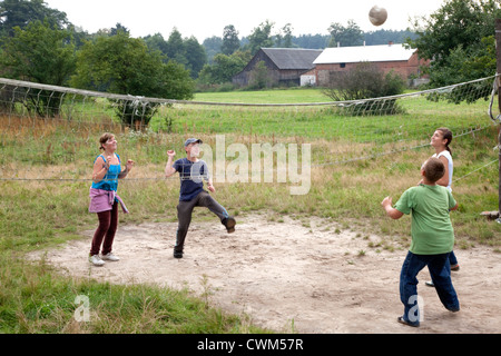 Polnischen Dorfkinder und Jugendliche Sandlot Volleyball spielen. Mala Wola Zentralpolen Stockfoto