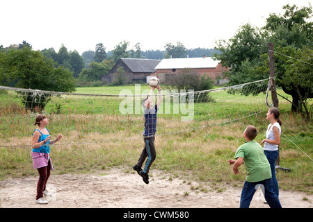 Polnischen Dorfkinder und Jugendliche Sandlot Volleyball spielen. Mala Wola Zentralpolen Stockfoto