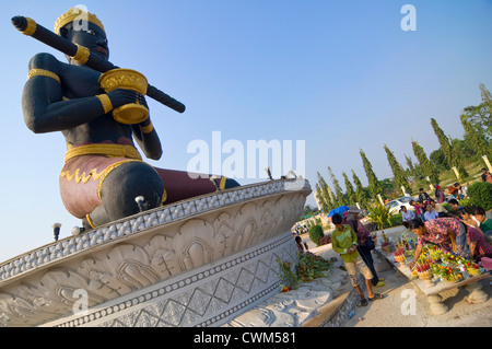 Horizontale Ansicht von Räucherstäbchen und Opfergaben am Preah Bat Dambang Kranhoung oder Kranhoung Stick König Denkmal in Battambang Stockfoto