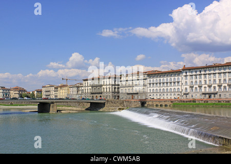 Italien. Florenz. Blick auf den Damm und die Brücke von Amerigo Vespucci Stockfoto