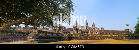 Horizontale (2 Bild Heftung) Panoramablick über den Osteingang zum wichtigsten Tempel in Angkor Wat Stockfoto