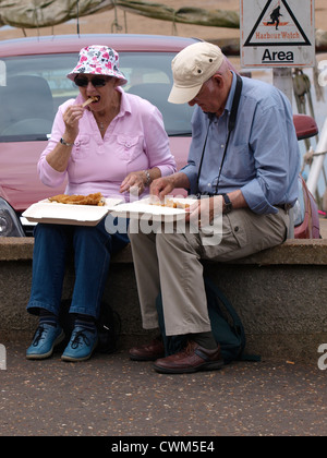 Älteres paar Essen Fish &amp; Chips, Wells-Next-The-Sea, Norfolk, Großbritannien Stockfoto