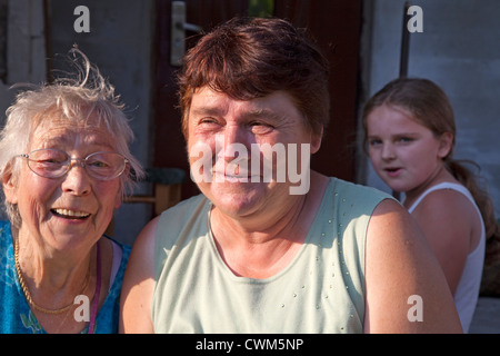 Ältere Nachbarin genießen Sie einen Besuch mit ihrer Freundin im Bauernhof Alter 86, 60 und 8. Zawady Zentralpolen Stockfoto