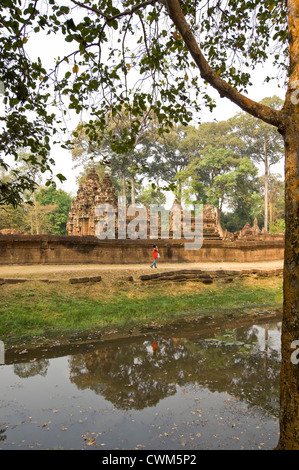 Vertikale Ansicht von Banteay Srei oder Bantãy Srĕi in Angkor Thom in Kambodscha, spiegelt sich in den umliegenden Graben. Stockfoto