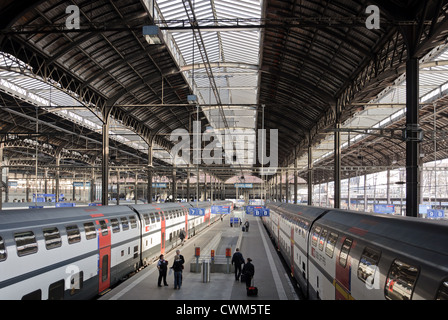 Basel-Zug-Bahnhof-Schienen. Schweiz. Stockfoto