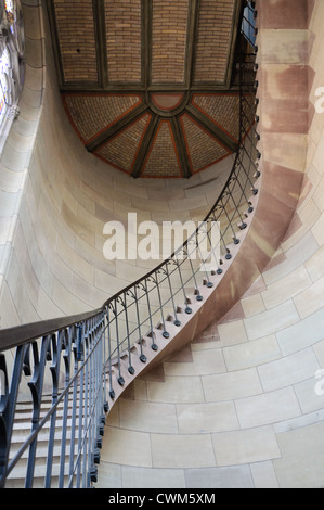 Wendeltreppe in der Elisabethenkirche in Basel, Schweiz. Stockfoto