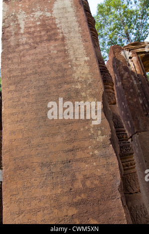Vertikale Nahaufnahme des Sanskrit Kalligraphie geschnitzt in Stein auf Banteay Srei oder Bantãy Srĕi, die Zitadelle von Frauen, Angkor Thom, Kambodscha Stockfoto