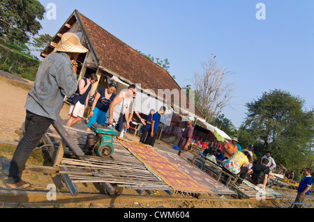 Horizontale Ansicht des berühmten Bamboo Train oder Nori, für Touristen an Bord in Battambang zu fertig zusammengebaut werden. Stockfoto