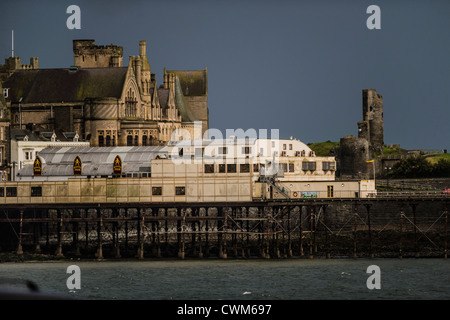 Pier, alten College und Schloss Ruinen, Aberystwyth, Wales UK Ceredigion, 10. Juli 2012 Stockfoto