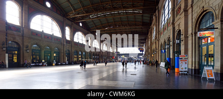 Hauptbahnhof in Zürich, Schweiz. Panorama der Haupthalle. Stockfoto