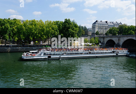 Touristischen Sightseeing-Boot Kreuzfahrt auf der Seine in PAris, Frankreich Stockfoto