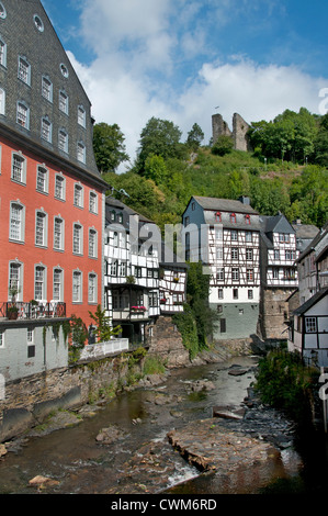 Monschau 13. Jahrhundert Nordeifel Eifel Deutschland Fachwerkhaus folgt den nächsten, gewundenen romantischen Gassen durch die Stadt Stockfoto