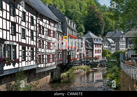 Monschau 13. Jahrhundert Nordeifel Eifel Deutschland Fachwerkhaus folgt den nächsten, gewundenen romantischen Gassen durch die Stadt Stockfoto