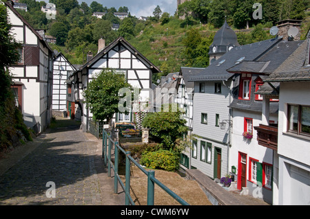 Monschau 13. Jahrhundert Nordeifel Eifel Deutschland Fachwerkhaus folgt den nächsten, gewundenen romantischen Gassen durch die Stadt Stockfoto